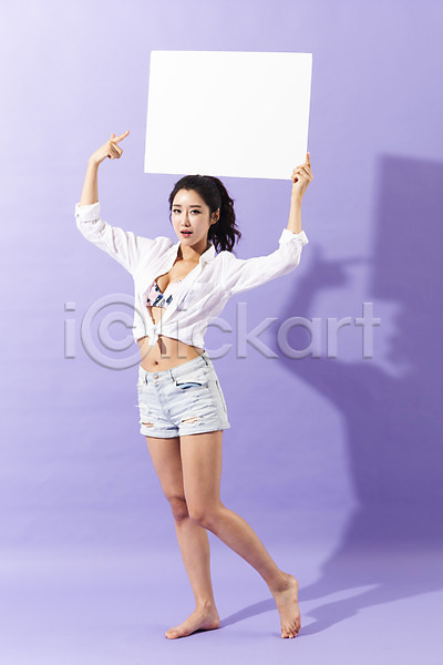 30대 사람 성인 성인여자한명만 여자 한국인 한명 JPG 앞모습 포토 가리킴 광고판 들기 배너 비키니 사각프레임 서기 스튜디오촬영 실내 알림판 여름(계절) 전신 청반바지 포즈