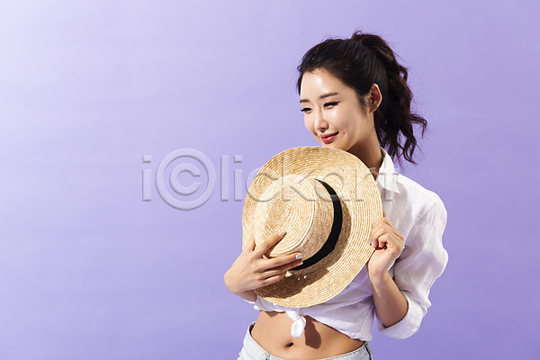 30대 사람 성인 성인여자한명만 여자 한국인 한명 JPG 앞모습 포토 들기 미소(표정) 상반신 스튜디오촬영 실내 여름(계절) 챙모자