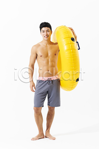 30대 남자 사람 성인 성인남자한명만 한국인 한명 JPG 앞모습 포토 들기 미소(표정) 서기 수영복 스튜디오촬영 실내 여름(계절) 전신 튜브 포즈