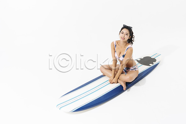 30대 사람 성인 성인여자한명만 여자 한국인 한명 JPG 앞모습 포토 하이앵글 미소(표정) 비키니 서핑보드 수영복 스튜디오촬영 실내 앉기 여름(계절) 응시 전신 포즈