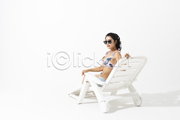 휴식 30대 사람 성인 성인여자한명만 여자 한국인 한명 JPG 뒷모습 포토 뒤돌아보기 비치베드 선글라스 수영복 스튜디오촬영 실내 앉기 여름(계절) 잡기 전신