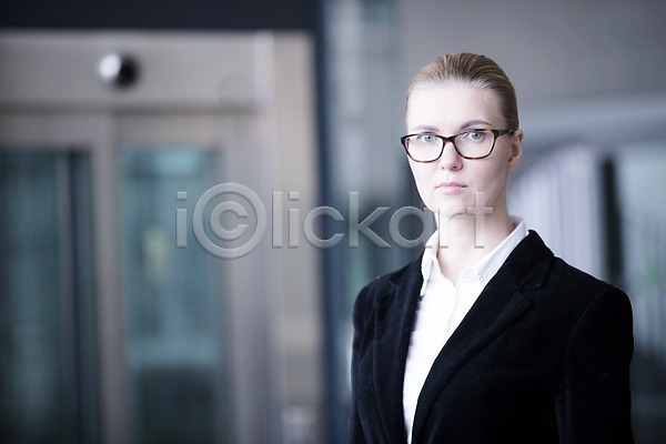 30대 사람 서양인 성인 성인여자한명만 여자 한명 JPG 앞모습 포토 비즈니스 비즈니스우먼 빌딩 사무실 상반신 서기 실내 안경낌 엘리베이터 응시