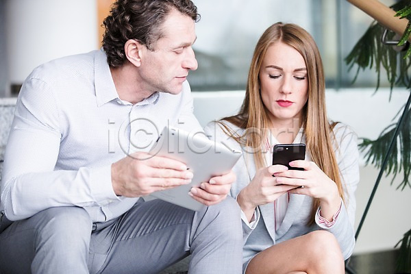 20대 40대 남자 두명 사람 서양인 성인 성인만 여자 중년 JPG 앞모습 포토 계단 비즈니스 빌딩 상반신 스마트폰 실내 앉기 응시 정장 태블릿