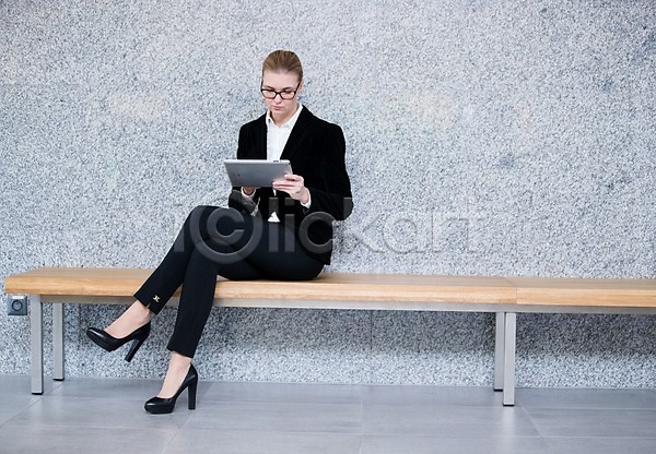 30대 사람 서양인 성인 성인여자한명만 여자 한명 JPG 앞모습 포토 비즈니스 비즈니스우먼 사무실 실내 안경낌 앉기 응시 의자 전신 정장 태블릿