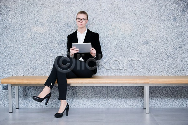 30대 사람 서양인 성인 성인여자한명만 여자 한명 JPG 앞모습 포토 비즈니스 비즈니스우먼 사무실 실내 안경낌 앉기 응시 의자 전신 정장 태블릿