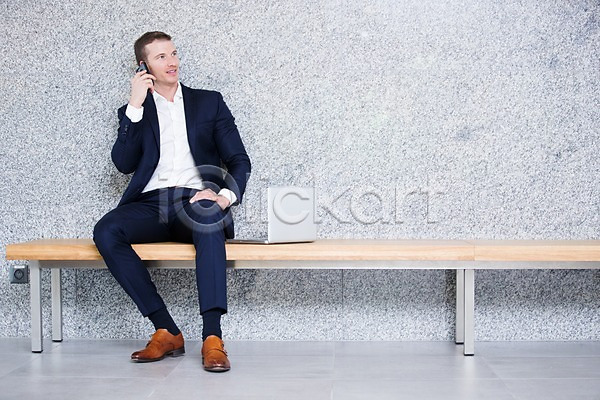 30대 남자 사람 서양인 성인 성인남자한명만 한명 JPG 앞모습 포토 노트북 멀리보기 비즈니스 비즈니스맨 사무실 실내 앉기 응시 의자 전신 정장 통화 핸드폰