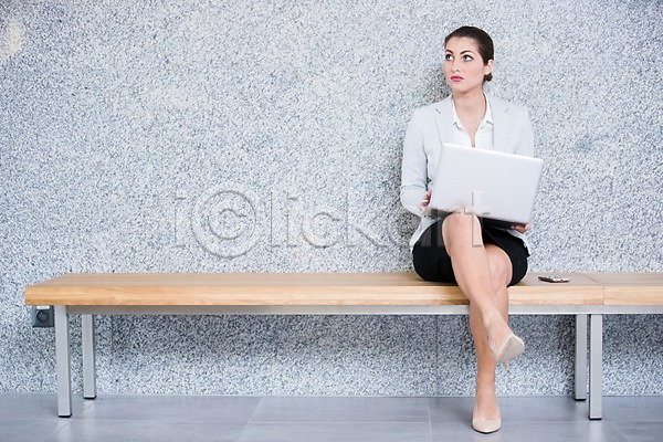 30대 사람 서양인 성인 성인여자한명만 여자 한명 JPG 앞모습 포토 노트북 벤치 비즈니스 비즈니스우먼 사무실 실내 앉기 응시 전신 정장