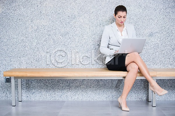 30대 사람 서양인 성인 성인여자한명만 여자 한명 JPG 앞모습 포토 노트북 벤치 비즈니스 비즈니스우먼 사무실 실내 앉기 응시 전신 정장