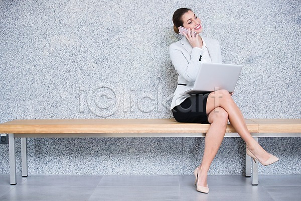 30대 사람 서양인 성인 성인여자한명만 여자 한명 JPG 앞모습 포토 노트북 미소(표정) 벤치 비즈니스 비즈니스우먼 사무실 실내 앉기 전신 정장 통화 핸드폰