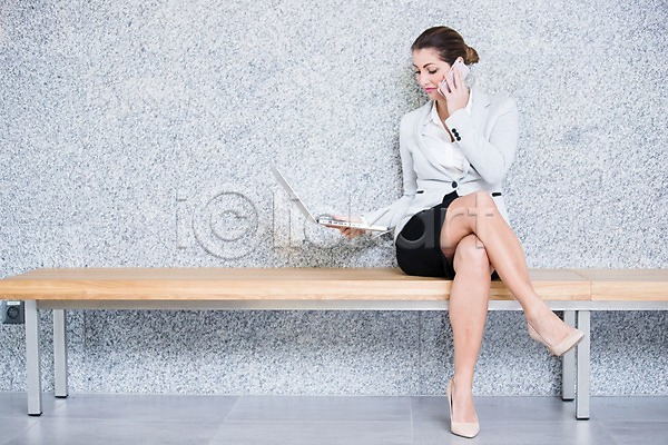 30대 사람 서양인 성인 성인여자한명만 여자 한명 JPG 앞모습 포토 노트북 벤치 비즈니스 비즈니스우먼 사무실 실내 앉기 응시 전신 정장 통화 핸드폰