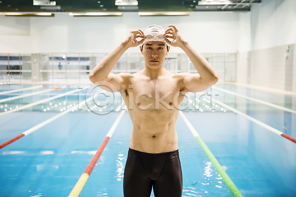 20대 남자 성인 성인남자한명만 한국인 한명 JPG 앞모습 포토 상반신 서기 수영장 실내 실내수영장 취미