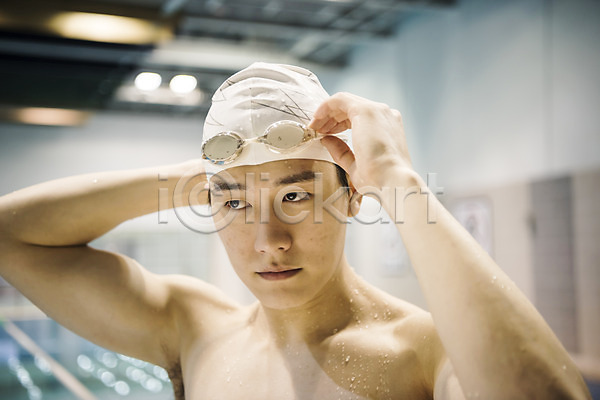 20대 남자 성인 성인남자한명만 한국인 한명 JPG 앞모습 포토 물안경 상반신 서기 수영장 실내 실내수영장 응시 취미