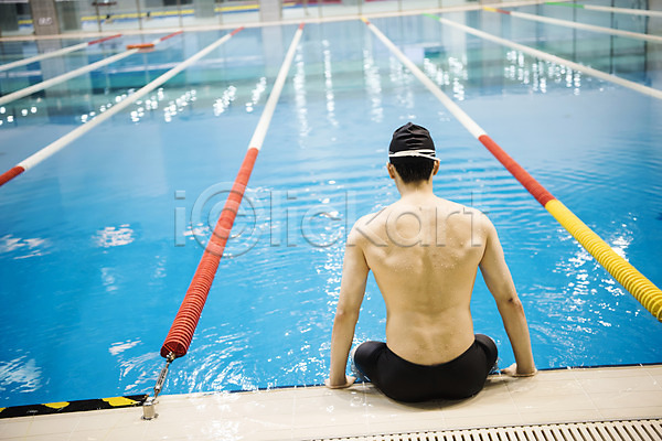 20대 남자 성인 성인남자한명만 한국인 한명 JPG 뒷모습 포토 상반신 수영장 실내 실내수영장 앉기 취미