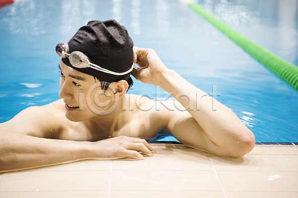 20대 남자 성인 성인남자한명만 한국인 한명 JPG 앞모습 포토 미소(표정) 상반신 수영장 실내 실내수영장 취미