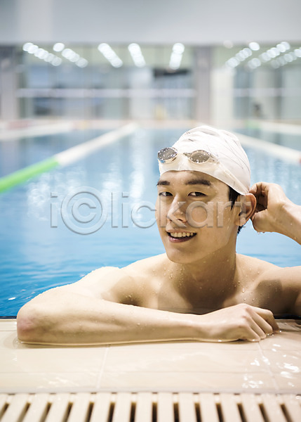 20대 남자 성인 성인남자한명만 한국인 한명 JPG 앞모습 포토 미소(표정) 상반신 수영장 실내 실내수영장 취미