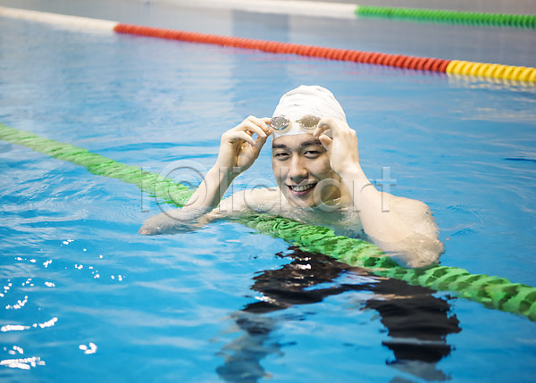 20대 남자 성인 성인남자한명만 한국인 한명 JPG 앞모습 포토 미소(표정) 상반신 서기 수영장 실내 실내수영장 취미