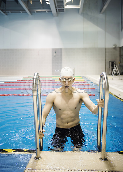 20대 남자 성인 성인남자한명만 한국인 한명 JPG 앞모습 포토 상반신 서기 수영장 실내 실내수영장 오르기 취미