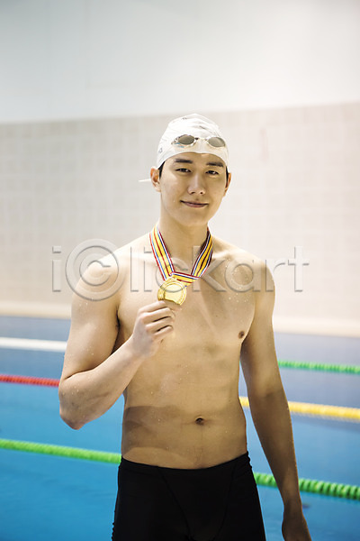 20대 남자 성인 성인남자한명만 한국인 한명 JPG 앞모습 포토 금메달 미소(표정) 상반신 서기 수영장 실내 실내수영장 우승 취미