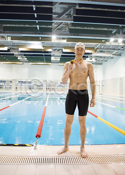 20대 남자 성인 성인남자한명만 한국인 한명 JPG 앞모습 포토 금메달 미소(표정) 서기 수영장 실내 실내수영장 우승 전신 취미