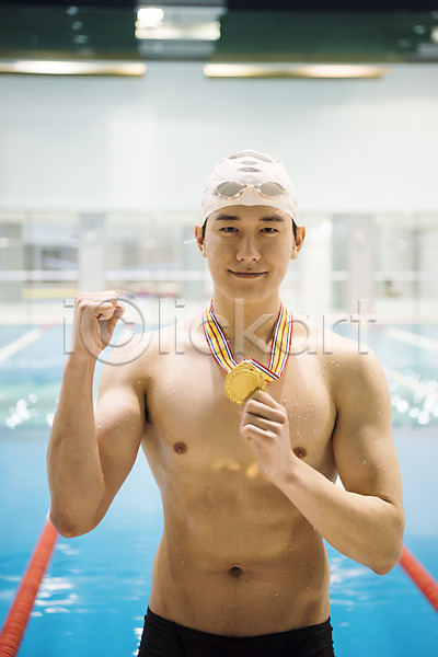 20대 남자 성인 성인남자한명만 한국인 한명 JPG 앞모습 포토 금메달 미소(표정) 상반신 서기 수영장 실내 실내수영장 우승 취미 파이팅