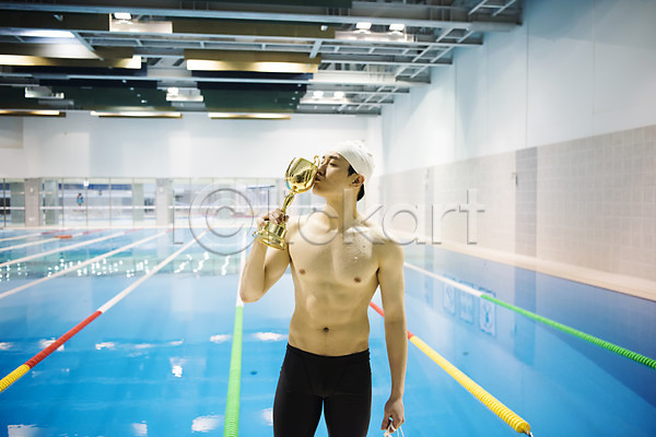 20대 남자 성인 성인남자한명만 한국인 한명 JPG 앞모습 포토 상반신 서기 수영장 실내 실내수영장 우승 취미 키스 트로피