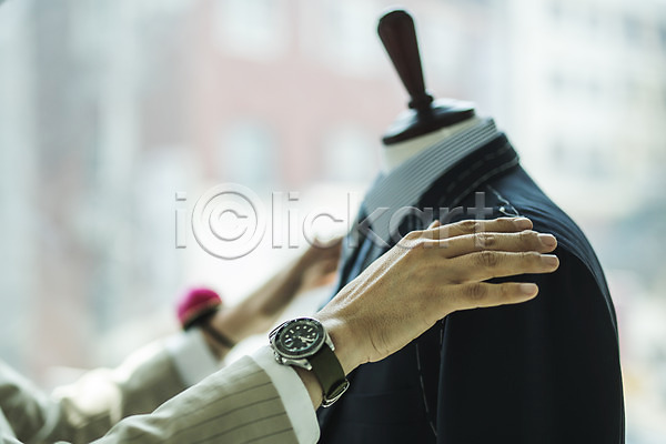 40대 남자 사람 신체부위 중년 중년남자한명만 한국인 한명 JPG 근접촬영 포토 견본 마네킹 만지기 바늘꽂이 손 손목시계 실내 잡기 장인 정장 주간 창가 패션디자이너