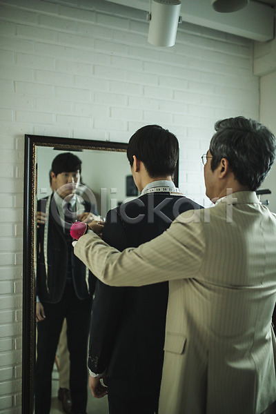 20대 40대 남자 남자만 두명 사람 성인 중년 한국인 JPG 뒷모습 포토 거울 견본 맞추기 바늘꽂이 반사 벽 상반신 서기 손짓 신입 실내 실습 응시 장인 전등 정장 줄자 패션디자이너