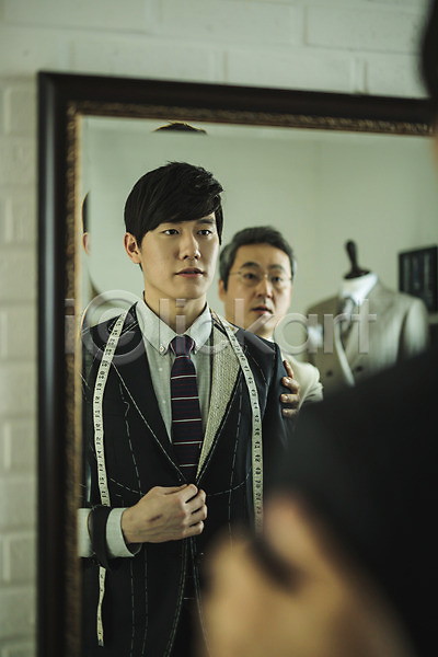 20대 40대 남자 남자만 두명 사람 성인 중년 한국인 JPG 앞모습 포토 거울 마네킹 맞추기 반사 상반신 서기 신입 실내 실습 응시 정장 줄자 치수재기 패션디자이너