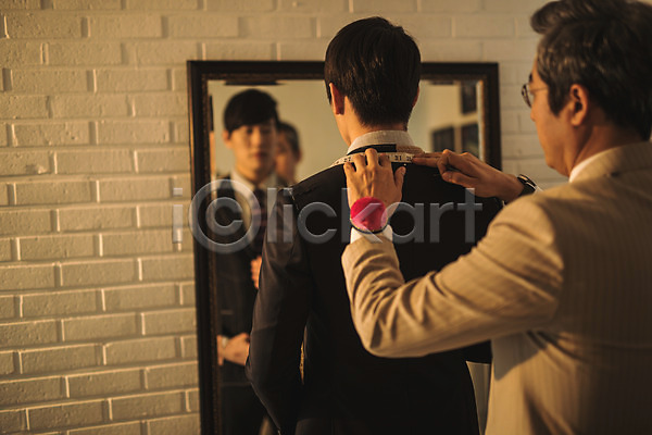 20대 40대 남자 남자만 두명 사람 성인 중년 한국인 JPG 뒷모습 포토 거울 견본 바늘꽂이 벽 상반신 서기 손짓 신입 실내 실습 어깨 응시 장인 정장 제자 줄자 치수재기 패션디자이너
