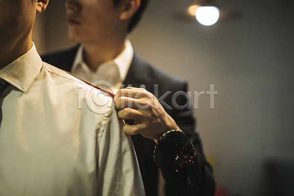 20대 40대 남자 남자만 두명 사람 성인 중년 한국인 JPG 앞모습 포토 바늘꽂이 빛 상반신 서기 손짓 신입 실내 실습 어깨 와이셔츠 장인 전등 정장 줄자 치수재기 패션디자이너