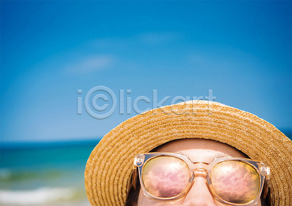 20대 성인 성인여자한명만 여자 한국인 한명 PSD 편집이미지 구름(자연) 그림 밀짚모자 반사 선글라스 얼굴 여름(계절) 하늘 해변