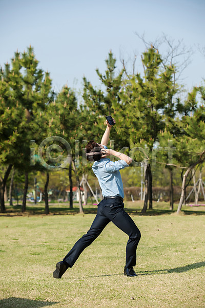 30대 남자 성인 성인남자한명만 한국인 한명 JPG 뒷모습 포토 공원 나무 들기 미추홀공원 발레 스마트폰 야외 올려보기 음악감상 전신 정장 주간 춤 헤드셋