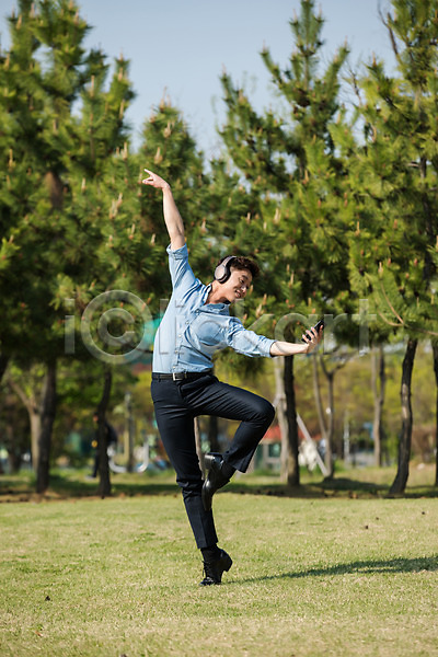 30대 남자 성인 성인남자한명만 한국인 한명 JPG 앞모습 포토 공원 나무 다리들기 들기 미소(표정) 미추홀공원 발레 스마트폰 야외 음악감상 전신 정장 주간 춤 헤드셋