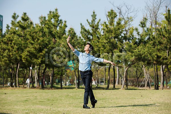 30대 남자 성인 성인남자한명만 한국인 한명 JPG 앞모습 포토 공원 나무 들기 미추홀공원 발레 스마트폰 야외 올려보기 음악감상 전신 정장 주간 춤 헤드셋