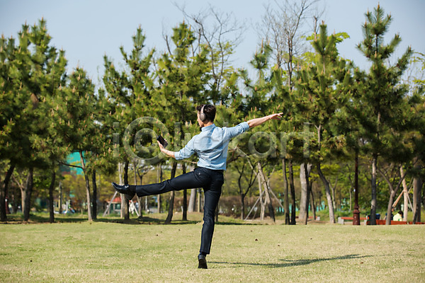 30대 남자 성인 성인남자한명만 한국인 한명 JPG 뒷모습 포토 공원 나무 다리들기 들기 미추홀공원 발레 스마트폰 야외 음악감상 전신 정장 주간 춤 헤드셋