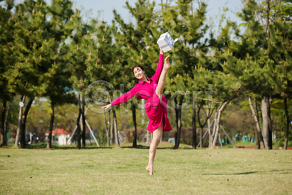 20대 성인 성인여자한명만 여자 한국인 한명 JPG 앞모습 포토 공원 나무 다리들기 들기 미소(표정) 미추홀공원 발레 선물 선물상자 야외 원피스 전신 주간 춤