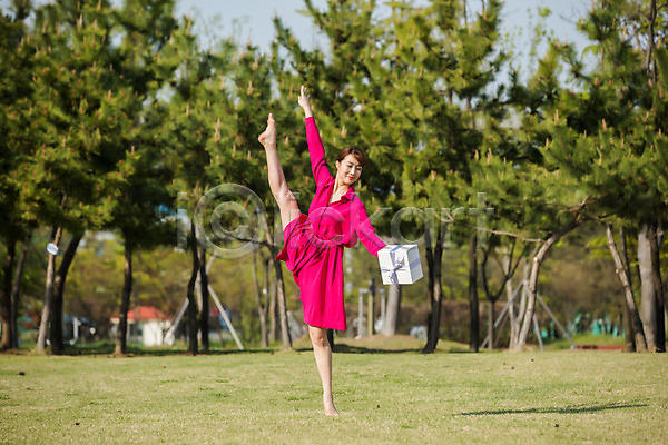 20대 성인 성인여자한명만 여자 한국인 한명 JPG 앞모습 포토 공원 나무 다리들기 들기 미소(표정) 미추홀공원 발레 선물 선물상자 야외 원피스 전신 주간 춤