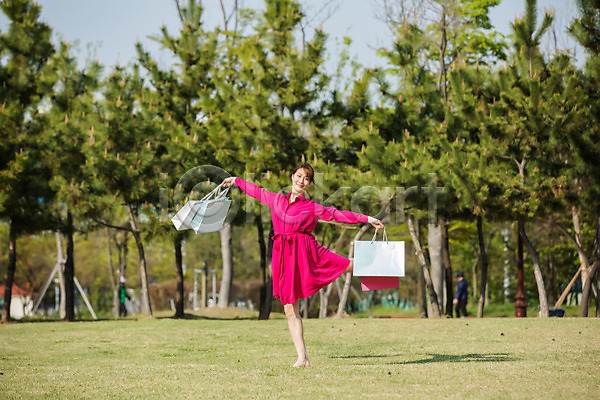 20대 성인 성인여자한명만 여자 한국인 한명 JPG 앞모습 포토 공원 나무 다리들기 들기 미추홀공원 발레 쇼핑백 야외 원피스 전신 주간 춤
