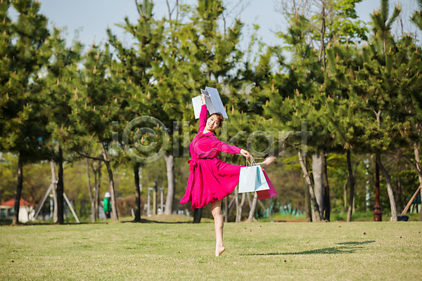 20대 성인 성인여자한명만 여자 한국인 한명 JPG 옆모습 포토 공원 나무 다리들기 들기 미추홀공원 발레 쇼핑백 야외 원피스 전신 주간 춤