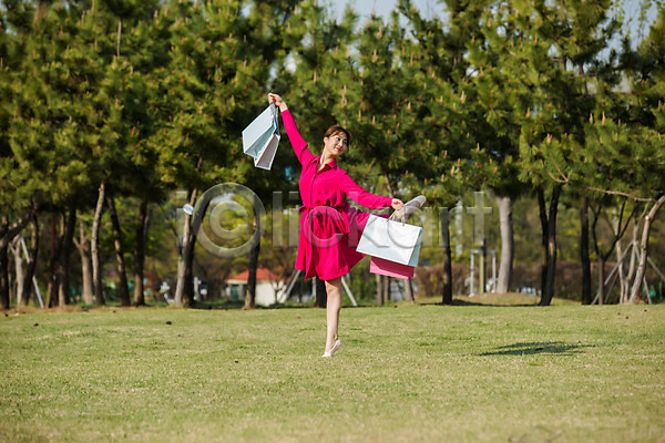 20대 성인 성인여자한명만 여자 한국인 한명 JPG 앞모습 포토 공원 나무 다리들기 들기 미소(표정) 미추홀공원 발레 쇼핑백 야외 원피스 전신 주간 춤