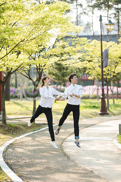 20대 30대 남자 두명 성인 성인만 여자 한국인 JPG 앞모습 포토 공원 나무 미소(표정) 미추홀공원 발레 손잡기 야외 전신 점프 주간 춤 캐주얼 커플