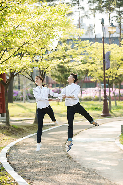 20대 30대 남자 두명 성인 성인만 여자 한국인 JPG 앞모습 포토 공원 나무 미소(표정) 미추홀공원 발레 손잡기 야외 전신 점프 주간 춤 캐주얼 커플