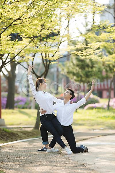 20대 30대 남자 두명 성인 성인만 여자 한국인 JPG 앞모습 포토 공원 나무 마주보기 미소(표정) 미추홀공원 발레 안기 야외 응시 전신 주간 춤 캐주얼 커플