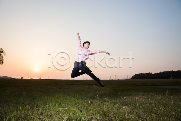 30대 남자 성인 성인남자한명만 한국인 한명 JPG 앞모습 포토 발레 야외 우음도 일몰 전신 점프 정장 주간 초원(자연) 춤
