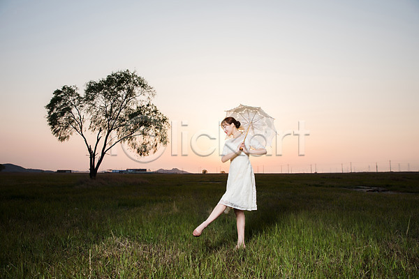 20대 성인 성인여자한명만 여자 한국인 한명 JPG 앞모습 포토 나무 다리들기 드레스 들기 발레 야외 양산 우음도 일몰 전신 주간 초원(자연) 춤
