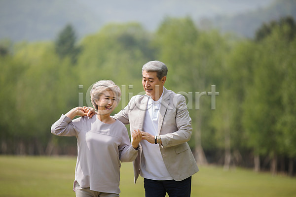 즐거움 60대 70대 남자 노년 노인만 두명 사람 여자 한국인 JPG 앞모습 포토 나무 남이섬 노부부 미소(표정) 상반신 손잡기 숲 실버라이프 야외 어깨에손 잔디 주간