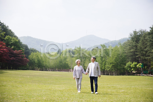 산책 60대 70대 남자 노년 노인만 두명 사람 여자 한국인 JPG 앞모습 포토 걷기 나무 남이섬 노부부 미소(표정) 산 손잡기 숲 실버라이프 야외 잔디 전신 주간