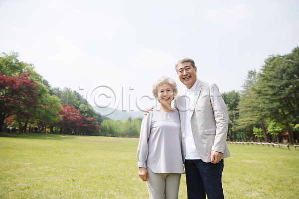 60대 70대 남자 노년 노인만 두명 사람 여자 한국인 JPG 앞모습 포토 나무 남이섬 노부부 상반신 서기 숲 실버라이프 야외 어깨에손 웃음 응시 잔디 주간
