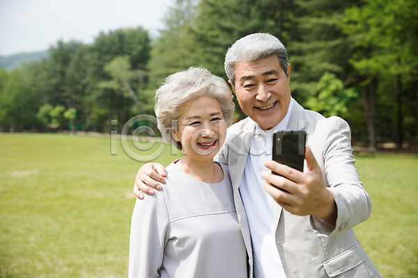 60대 70대 남자 노년 노인만 두명 사람 여자 한국인 JPG 앞모습 포토 나무 남이섬 노부부 미소(표정) 사진촬영 상반신 셀프카메라 숲 스마트폰 실버라이프 야외 어깨에손 응시 잔디 주간