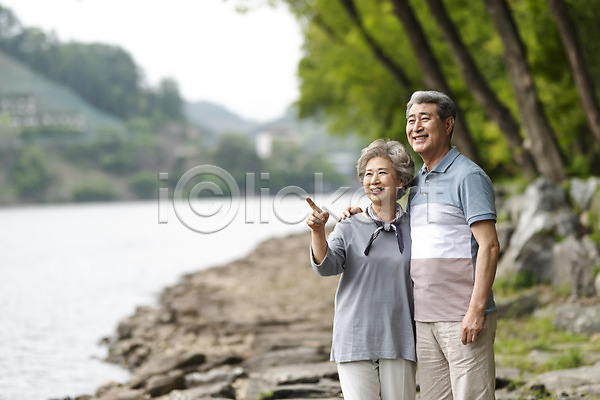 60대 70대 남자 노년 노인만 두명 사람 여자 한국인 JPG 앞모습 옆모습 포토 가리킴 강가 나무 남이섬 노부부 미소(표정) 바위 상반신 서기 숲 실버라이프 야외 어깨에손 웃음 응시 주간